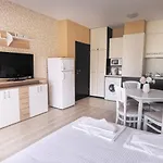 Aпартаменти хоризонт * سوزوبول